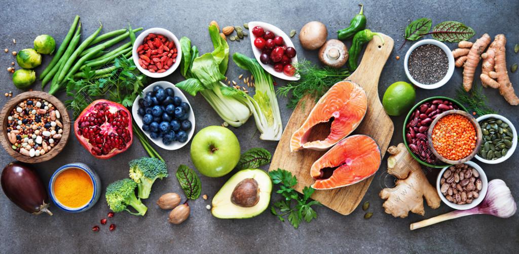 健康食物選擇: 歐米茄3的食物來源和不飽和的油脂、果子、蔬菜、種子、保健品與高維生素 e 和膳食纖維, 五谷在灰色背景下
